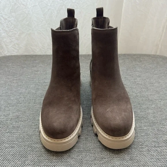 La Canadienne Ashley Boots in Stone Oiled Suede - Picture 4 of 9